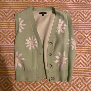 Green sweater vest with daisies